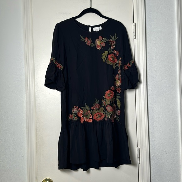 NWT Velvet by Graham & Spencer Black Embroidered Floral Shift Dress Size XS - Picture 1 of 8